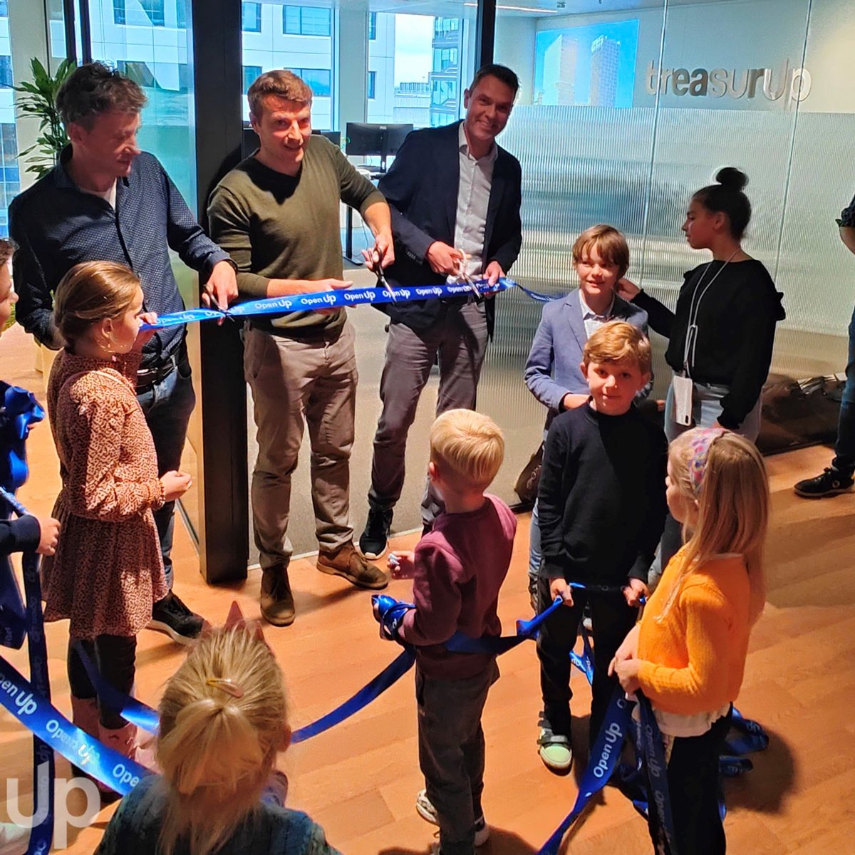 TreasurUp-cutting-the-ribbon-in-the-new-office-in-Utrecht